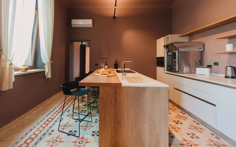 Villa Sumac 6: Indretning, Gulvbelægning, Møbel, Køkken, Countertop, Etage, Træ, Cabinetry, Hjem, Lysarmatur