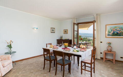 Villa Irene 6: Møbel, Indretning, Gulvbelægning, Bord, Stol, Etage, Spisestue, Værelse, Køkken & Spisebord, Loft