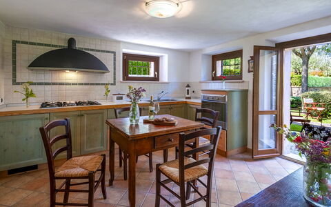 Villa Banci 8: Møbel, Indretning, Træ, Gulvbelægning, Køkken, Bord, Countertop, Loft, Belysning, Hjem