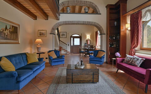 Villa Biddizza 10: Møbel, Indretning, Couch, Gulvbelægning, Bord, Træ, Værelse, Stue, Stol, Etage