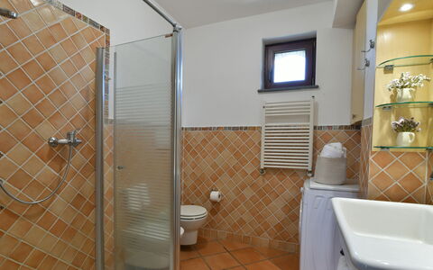 Villa Biddizza 10: Indretning, Gulvbelægning, Etage, Sanitærarmatur, Værelse, Badeværelse, Loft, Belysning, Vvs, Tap