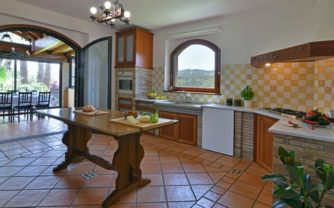 Villa Biddizza 10: Møbel, Indretning, Køkken, Gulvbelægning, Countertop, Hjem, Loft, Belysning, Stol, Etage