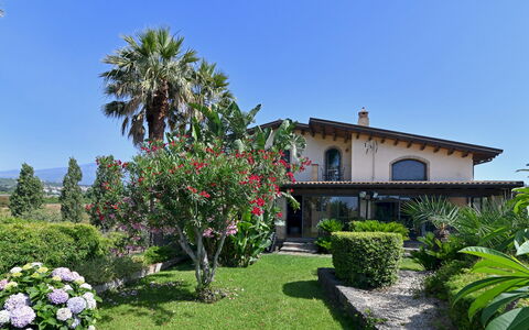 Villa Biddizza 10: Boligområde, Busk, Hus, Hjem, Have, Estate, Bunddække, Hacienda, Lawn
