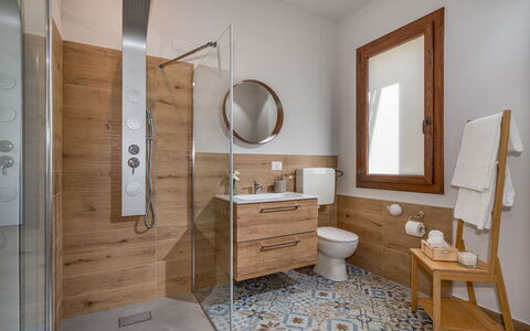 Villa Cutrera 8: Sanitærarmatur, Gulvbelægning, Badeværelse, Etage, Indretning, Håndvask, Badeværelsesskab, Badeværelsesvask, Tap, Vvs