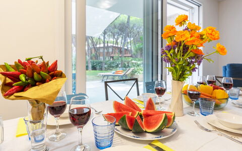 La Villa in Pineta 10: Møbel, Bordservice, Bord, Frugt, Indretning, Serveware, Stol, Tallerkner, Mad, Morgenmad