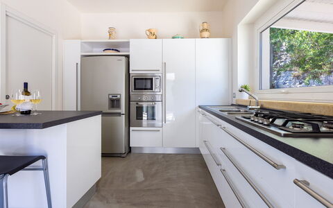 Villa Calypso 8: Køkken Apparat, Køkken, Countertop, Indretning, Større Bandage, Cabinetry, Møbel, Gulvbelægning, Husholdningsapparat, Træ