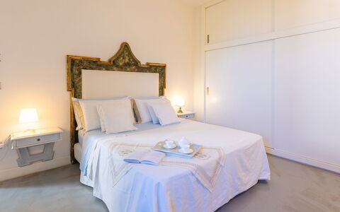 Villa Calypso 8: Soveværelse, Indretning, Seng, Sengetøj, Sengetøj, Etage, Møbel, Gulvbelægning, Værelse, Bed Frame