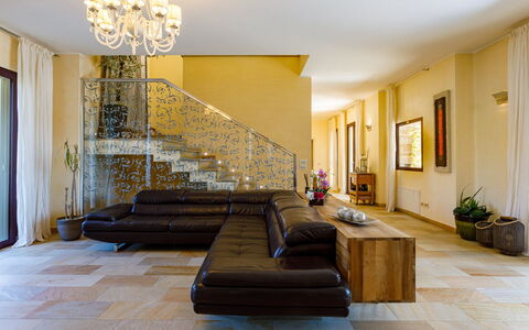 Villa Alais 8: Indretning, Møbel, Gulvbelægning, Etage, Couch, Væg, Træ, Stue, Loft, Trægulve