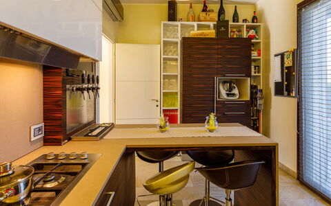 Villa Alais 8: Møbel, Indretning, Køkken, Countertop, Køkken Apparat, Cabinetry, Gulvbelægning, Træ, Større Bandage, Loft