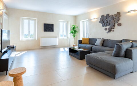 Villa Boemia 10: Møbel, Indretning, Couch, Gulvbelægning, Etage, Væg, Stue, Værelse, Træ, Loft