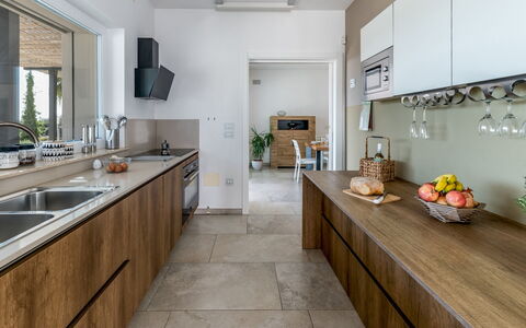 Villa i Chiani 8: Køkken, Countertop, Indretning, Cabinetry, Gulvbelægning, Træ, Møbel, Etage, Køkken Apparat, Håndvask