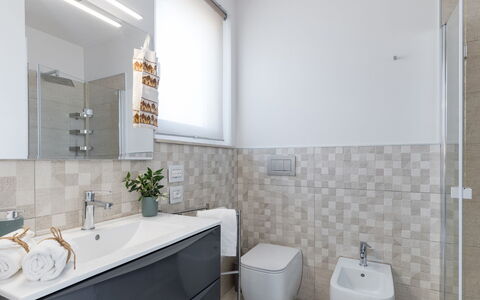 Villa i Chiani 8: Gulvbelægning, Badeværelse, Sanitærarmatur, Indretning, Etage, Væg, Håndvask, Badeværelsesvask, Toilet, Badeværelsesskab