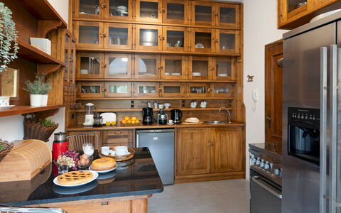Villa Manganelli 12: Møbel, Hylde, Cabinetry, Reoler, Køkken, Indretning, Træ, Skab, Countertop, Gulvbelægning