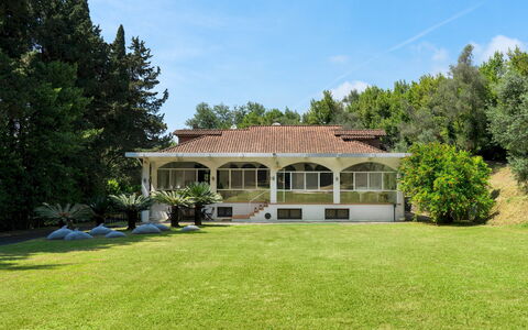 Villa Manganelli 12: Tag, Hus, Hjem, Boligområde, Estate, Stuehus, Sommerhus, Have, Lawn
