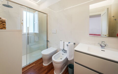 Villa Bellina 6: Badeværelse, Gulvbelægning, Sanitærarmatur, Etage, Indretning, Væg, Toiletbræt, Toilet, Badeværelsesvask, Håndvask