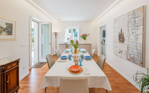 Villa Bellina 6: Møbel, Indretning, Spisestue, Væg, Bord, Gulvbelægning, Træ, Stol, Køkken & Spisebord, Loft