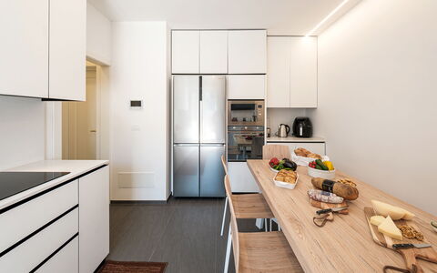 Villa Bellina 6: Køkken, Countertop, Køkken Apparat, Indretning, Gulvbelægning, Møbel, Cabinetry, Større Bandage, Træ, Etage