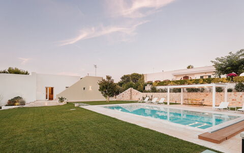 Villa Bellina 6: Svømmepøl, Estate, Udvej, Hacienda, Gårdsplads, Villa, Landscaping, Design, Gård, Mansion