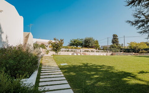 Villa Bellina 6: Have, Lawn, Skygge, Landscaping, Gård, Backyard, Walkway, Kunstgræs, Parkere, Hacienda