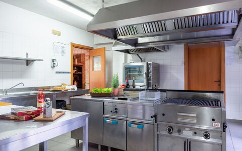 I Lauri 12: Køkken, Køkken Apparat, Countertop, Større Bandage, Komfur, Husholdningsapparat, Cabinetry, Komfur, Gaskomfur