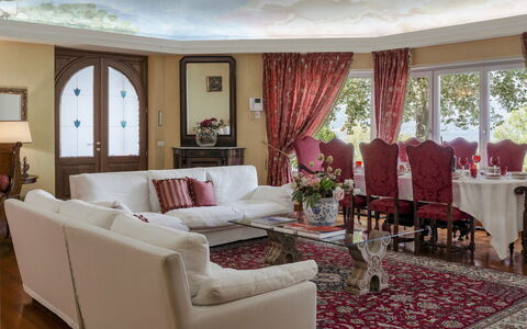 Villa Eden 8: Møbel, Indretning, Couch, Gulvbelægning, Bord, Rød, Stue, Etage, Stol, Loft
