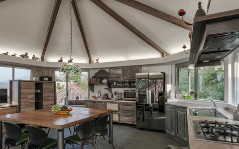 Villa Eden 8: Indretning, Loft, Træ, Køkken, Møbel, Lysarmatur, Countertop, Belysning, Husholdningsapparat, Cabinetry