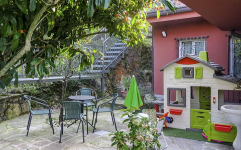 Villa Eden 8: Have, Gård, Backyard, Landscaping, Gårdsplads, Stueplante, Trappe, Blomsterkrukke