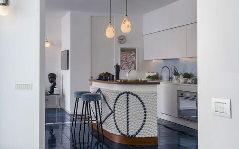 Villa Ponti 6: Møbel, Indretning, Gulvbelægning, Væg, Lysarmatur, Køkken, Countertop, Etage, Træ, Loft