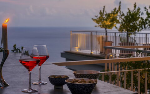 Villa Ponti 6: Møbel, Bordservice, Drinkware, Bord, Vin, Stol, Flaske, Glasservice
