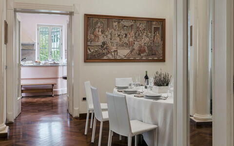 Villa Liberty Albisola 6+2: Møbel, Indretning, Gulvbelægning, Bord, Træ, Etage, Stol, Køkken & Spisebord, Spisestue, Loft