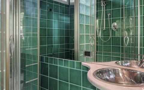 Villa Liberty Albisola 6+2: Sanitærarmatur, Badeværelse, Tap, Badeværelsesvask, Vvs, Indretning, Gulvbelægning, Håndvask, Flise, Glas