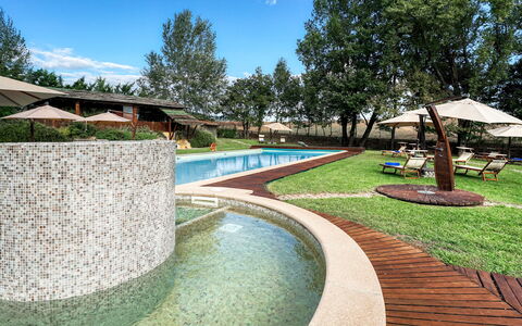 Podere Giardino 16+2: Svømmepøl, Have, Udvej, Water Feature, Backyard, Lawn, Landscaping, Eco Hotel, Gård, Hacienda