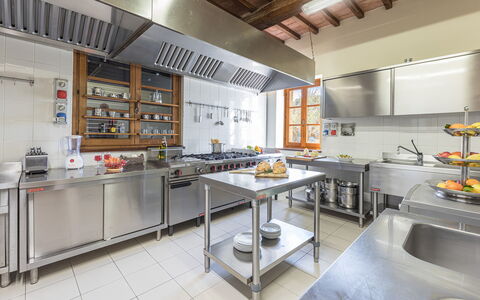 Tenuta Montiepoli 12+3: Køkken, Køkken Apparat, Countertop, Større Bandage, Møbel, Komfur, Indretning, Gulvbelægning, Belysning, Loft