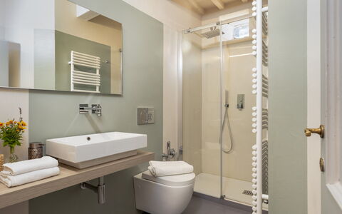 Villa la Rassinata 8: Badeværelse, Indretning, Sanitærarmatur, Gulvbelægning, Etage, Badeværelsesvask, Håndvask, Toilet, Tap, Loft