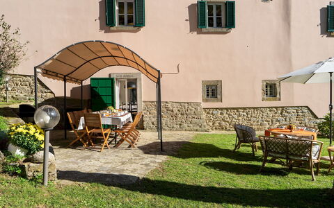 Villa la Rassinata 8: Møbel, Udendørs Møbler, Skygge, Stol, Udendørs Bord, Have, Backyard, Gård, Paraply, Gårdhave