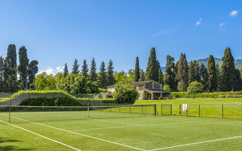 La Mandolata 12: Træ, Græs, Tennisbane, Tennis, Ketsjer Sport, Land Lot, Lawn