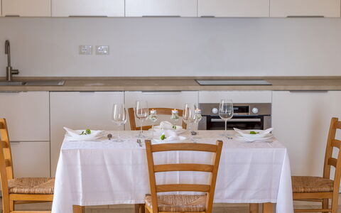 Villa Floria 4: Møbel, Indretning, Gulvbelægning, Countertop, Køkken, Træ, Cabinetry, Etage, Køkken Apparat, Belysning