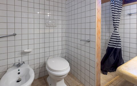 Villa Floria 4: Toiletbræt, Badeværelse, Toilet, Sanitærarmatur, Væg, Gulvbelægning, Etage, Vvs, Indretning, Flise