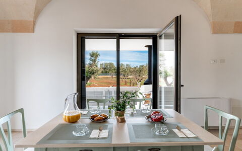 Villa Belkis 6: Møbel, Køkken & Spisebord, Bord, Indretning, Stol, Spisestue, Kaffebord, Stueplante, Bejdse, Restaurant