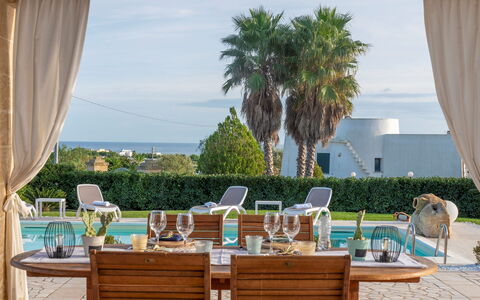 Villa Serena 4: Blå, Møbel, Udendørs Møbler, Svømmepøl, Udvej, Stol, Skygge, Paraply, Eco Hotel, Landscaping