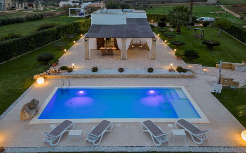 Villa Serena 4: Svømmepøl, Thermae, Udvej, Udendørs Møbler, Water Feature, Eco Hotel, Paraply, Estate, Møbel, Flise