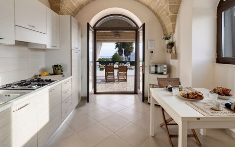 Villa Serena 4: Møbel, Indretning, Gulvbelægning, Køkken, Køkken & Spisebord, Etage, Bord, Countertop, Køkken Apparat, Hjem