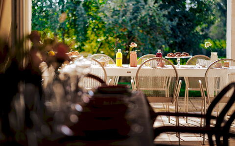 Opuntia Trulli e Lamie 10: Møbel, Bord, Stol, Udendørs Bord, Udendørs Møbler, Restaurant, Dug, Køkken & Spisebord, Have, Serveware