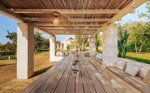 Opuntia Trulli e Lamie 10: Træ, Kolonne, Veranda, Skygge, Udendørs Struktur, Have, Estate, Landscaping, Udvej, Naturmateriale
