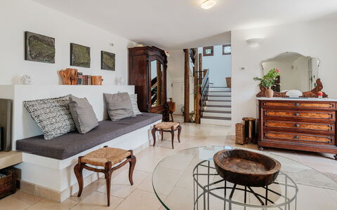 Villa Giari 8: Møbel, Indretning, Gulvbelægning, Væg, Etage, Træ, Værelse, Couch, Stue, Belysning