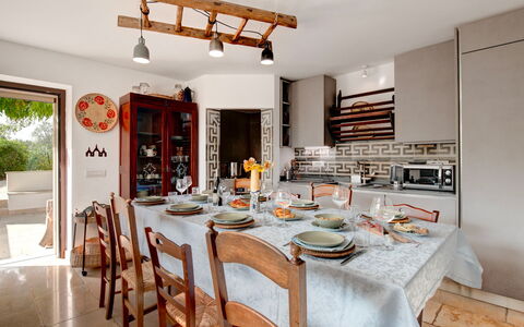 Villa Giari 8: Møbel, Indretning, Stol, Bord, Spisestue, Gulvbelægning, Træ, Køkken & Spisebord, Loft, Belysning
