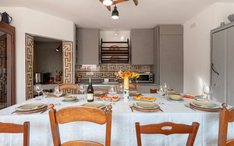 Villa Giari 8: Møbel, Indretning, Gulvbelægning, Træ, Køkken, Countertop, Loft, Værelse, Køkken & Spisebord, Bord