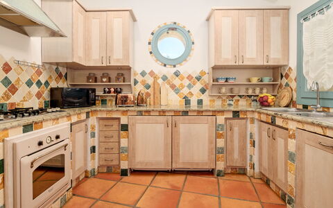Villa Typha 10: Køkken, Træ, Gulvbelægning, Indretning, Etage, Countertop, Flise, Værelse, Cabinetry, Køkken Apparat