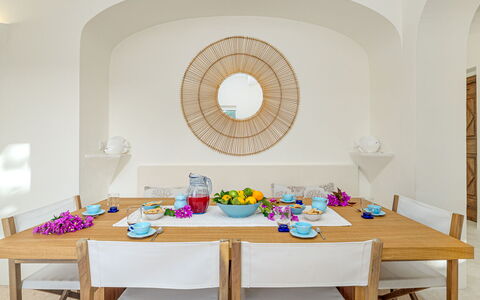 Villa Anga 10+1: Møbel, Bord, Indretning, Træ, Textile, Bordservice, Stol, Belysning, Gulvbelægning, Spisestue