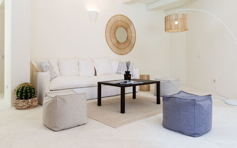 Villa Anga 10+1: Møbel, Indretning, Couch, Væg, Gulvbelægning, Etage, Stue, Hjem, Textile, Værelse
